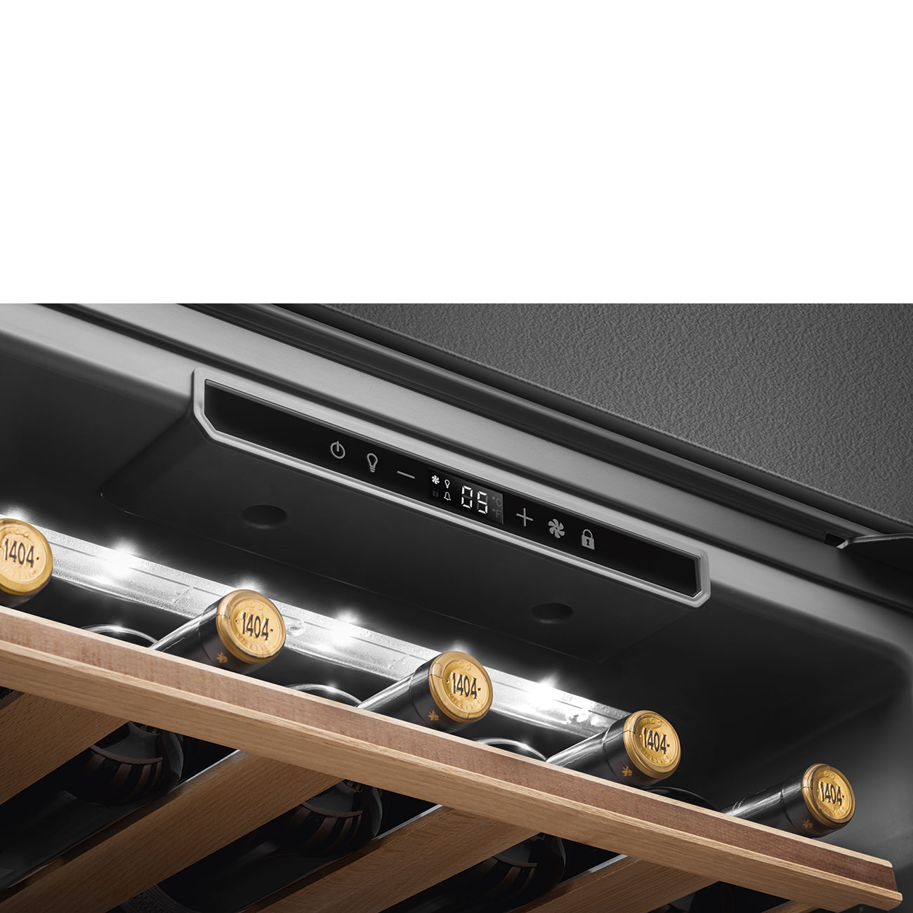 Tu ruou Smeg CVI320XE lap dat trong bep
