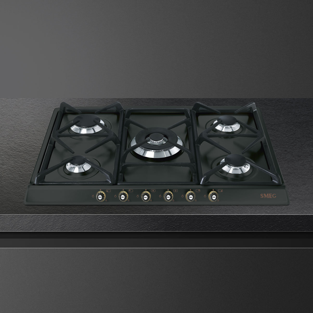 Bếp gas Smeg SR775AO lắp đặt trong bếp phong cách Cortina antracita