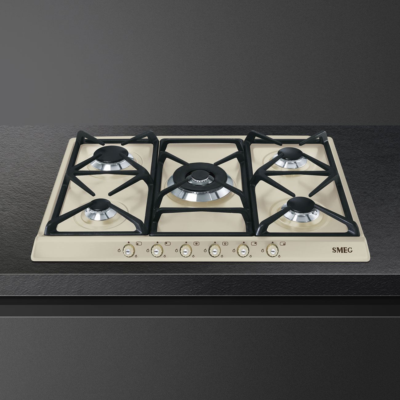 Bếp gas Smeg SR775PO lắp đặt trong bếp phong cách Cortina kem