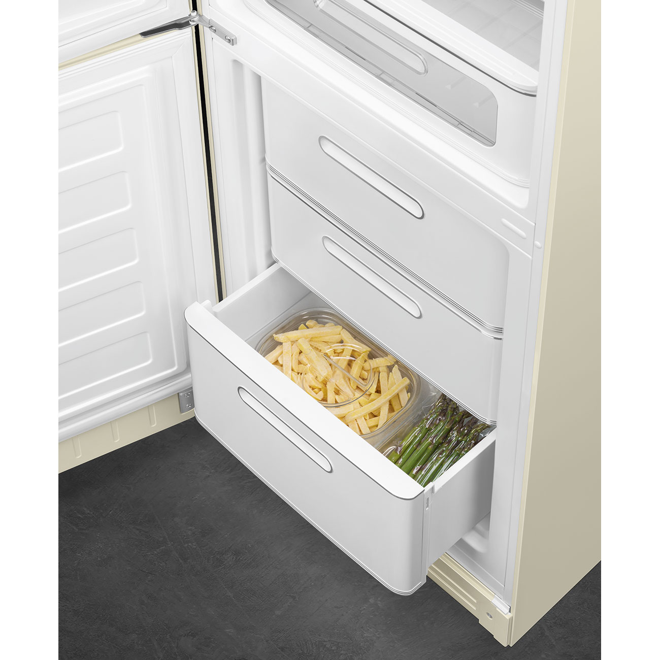 Tu lanh doc lap Smeg FAB32LCR6 trong khong gian bep retro