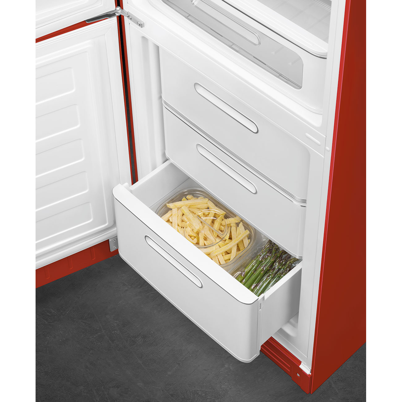 Tu lanh doc lap Smeg FAB32LRD6 trong khong gian bep retro